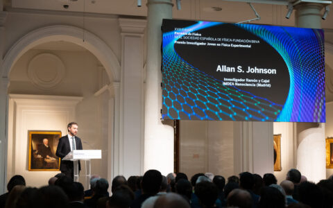 Allan gives his acceptance speech at the RSEF-BBVA Physics Awards ceremony