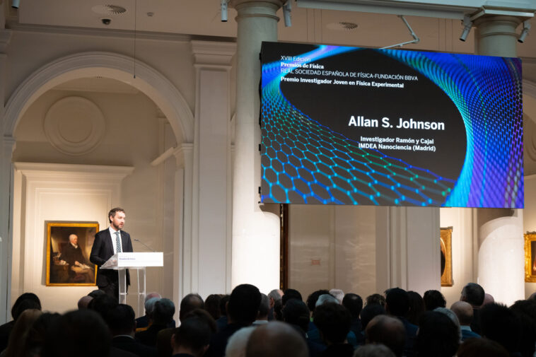 Allan gives his acceptance speech at the RSEF-BBVA Physics Awards ceremony