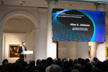 Allan gives his acceptance speech at the RSEF-BBVA Physics Awards ceremony